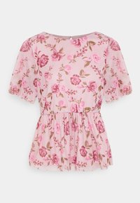 Růžová květinová blůza s krátkými nabíranými rukávy, s odhaleným pasem a průsvitnou texturou. Květinové vzory v odstínech růžové a zelené.