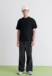 Puma PLAY PARIS TRACK PANTS - Tepláky - black
