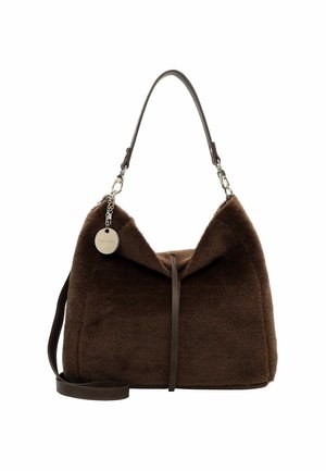 Bolso de hombro marrón con textura suave, con una sola asa superior, correa desmontable y una etiqueta redonda plateada de la marca adjunta al asa.