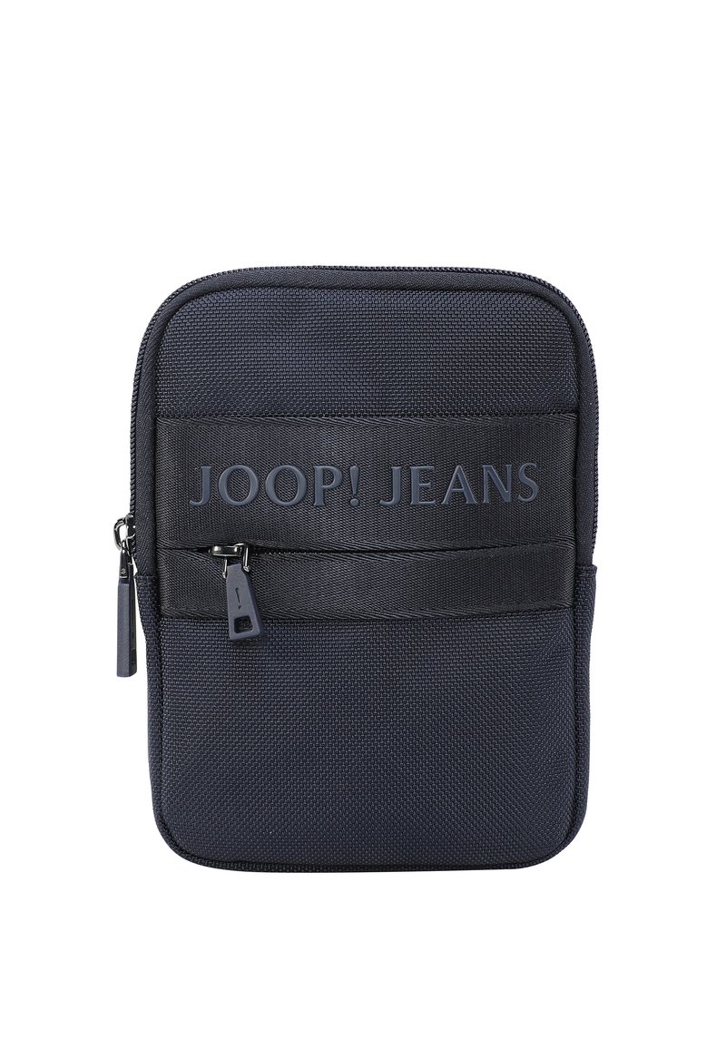 Mörkblå zipperpåse tillverkad av texturerat tyg, med en platt framficka och präglad "JOOP! JEANS"-logotyp i en matchande nyans.