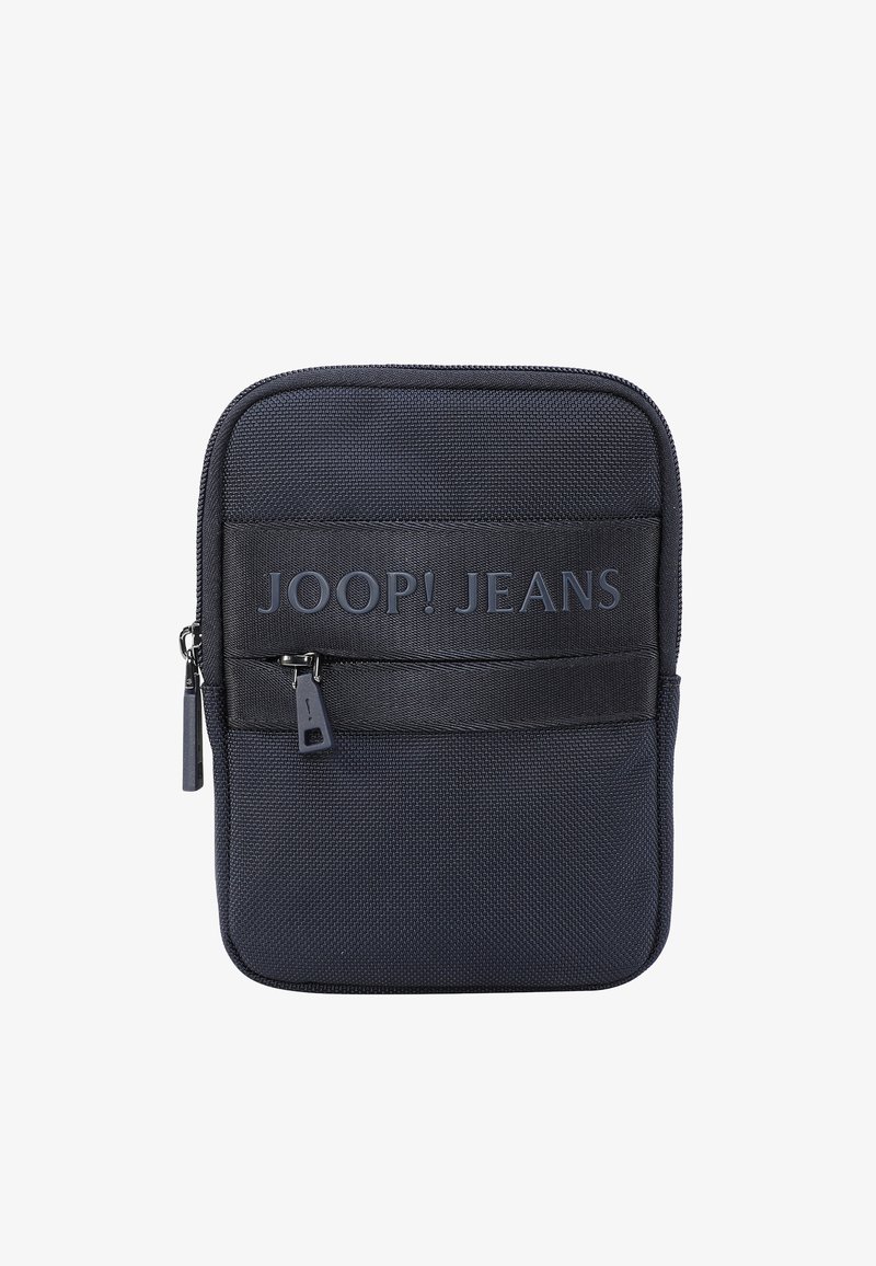 Mörkblå zipperpåse tillverkad av texturerat tyg, med en platt framficka och präglad "JOOP! JEANS"-logotyp i en matchande nyans.