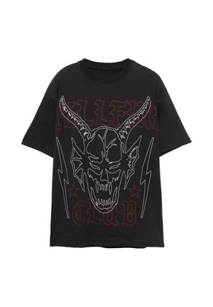 T-shirt nera con grande contorno bianco di un teschio demoniaco cornuto, testo gotico rosso "HELLFIRE CLUB", due fulmini e stelle sul davanti.