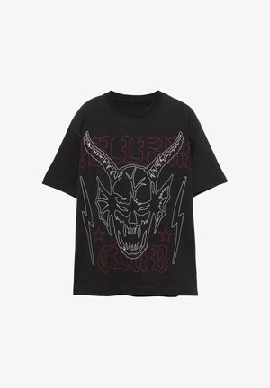 Fekete póló, nagy fehér kontúrral rendelkező szarvasdémon koponyával, piros gótikus felirattal "HELLFIRE CLUB", két villámcsapással és csillagokkal az elején.