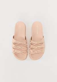 Nude slip-on sandaler med tre dekorative sløyfer på oversiden. Laget av glatt syntetisk materiale med en flat, formet såle.
