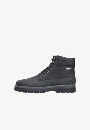 Botín negro de cuero hasta el tobillo con parte superior texturizada, cierre de cordones, cuello acolchado, suela de goma gris y un acento de logo plateado.