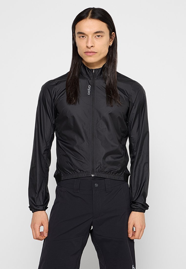 Czarna, lekka kurtka zapinana na zamek z wysokim kołnierzem, elastycznym paskiem w talii i minimalistycznym detalem logo. Gładki, trwały materiał.