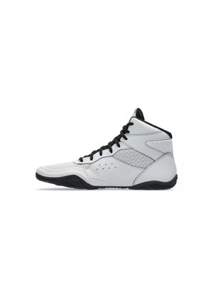 Højtop hvid og sort sneaker med mesh paneler, perforeringer nær buen, sorte snørebånd og tekstureret sort sål til støtte.