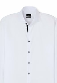 Weißes, super eng anliegendes Hemd mit spitzem Kragen. Mit schwarzen Knöpfen und einem kontrastierenden Knopfloch. Glatte Stofftextur.