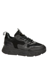 Zapatillas negras con un patrón de cocodrilo texturizado, acentos de ante, cuello acolchado y suela de goma gruesa con un diseño angular.