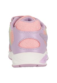 Rosa und lavendelfarbene Sportschuhe mit Netz-Obermaterial, metallischen Akzenten, gepolstertem Kragen und weißer Sohle; die Rückansicht betont die abgerundete Form und Textur.