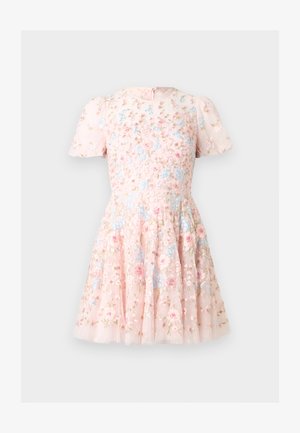 Svetloružové krátke šaty s krátkym rukávom, vyšívané kvetinovým vzorom v modrej, ružovej a béžovej farbe, s priliehavým pásom a rozšírenou sukňou na jednofarebnom pozadí.