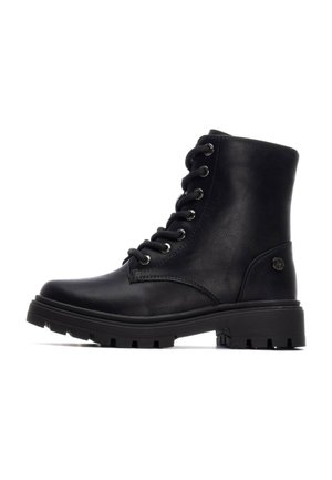 Bottines noires en cuir avec un bout rond, laçage à travers des œillets en métal et une semelle en caoutchouc épaisse avec des grips profonds pour une meilleure traction.