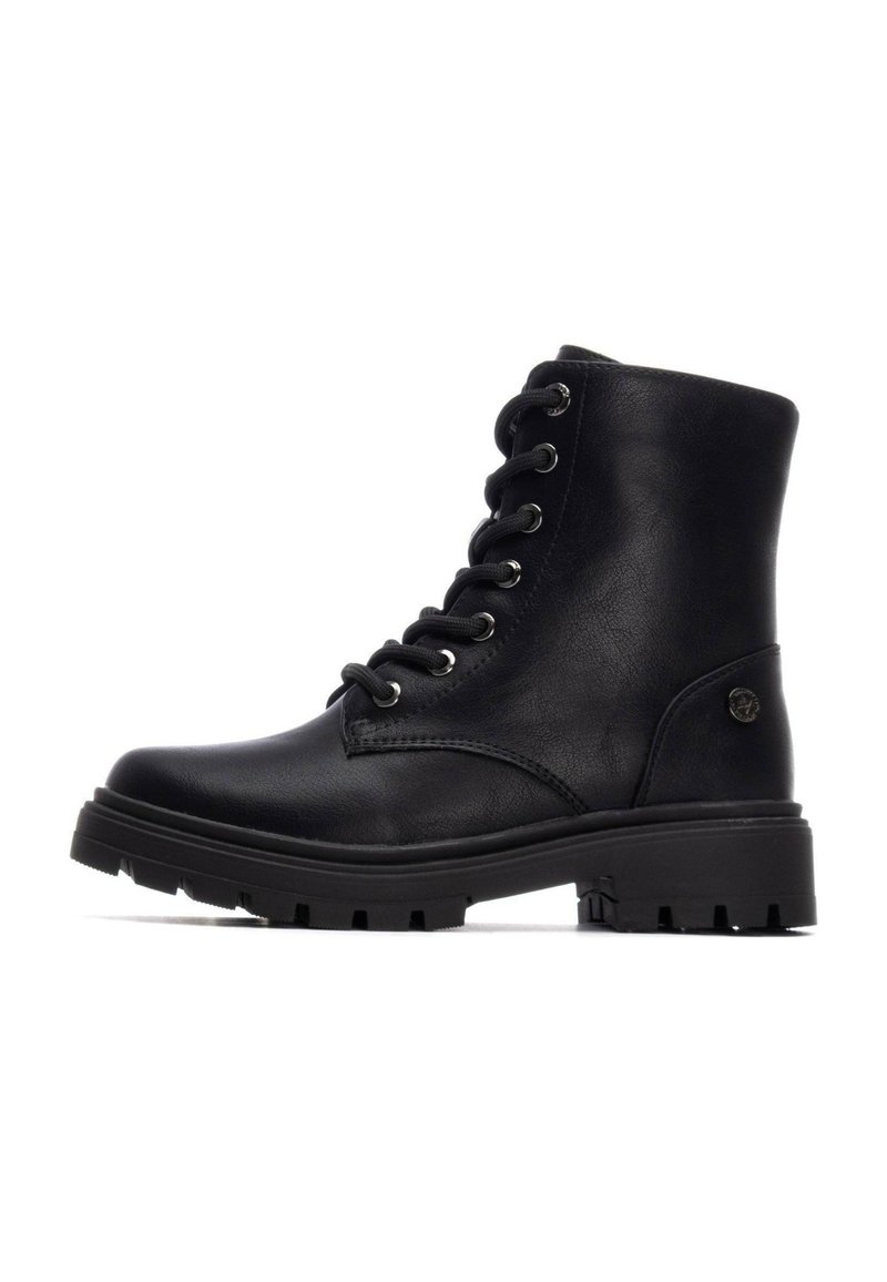 Botas de cuero negro hasta el tobillo con punta redonda, cordones a través de ojales de metal y una suela de goma gruesa con un dibujo profundo para mayor tracción.