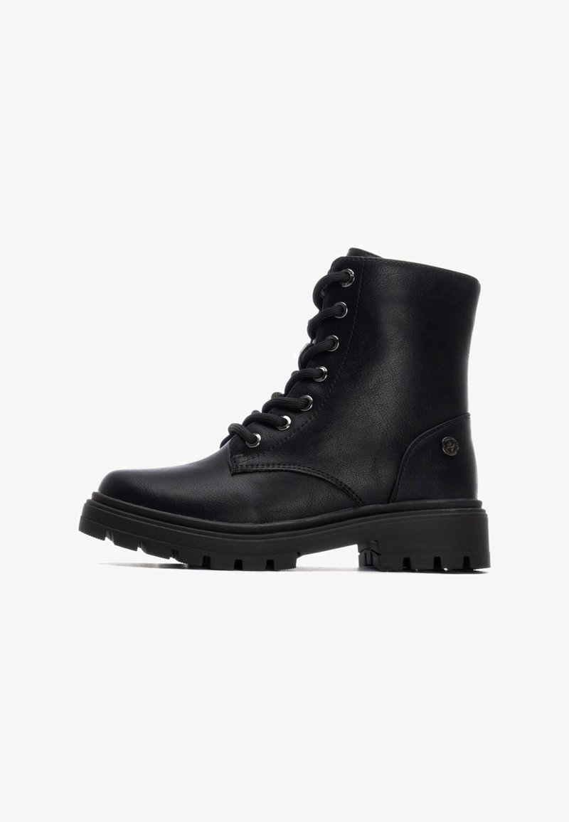 Bottines noires en cuir avec un bout rond, laçage à travers des œillets en métal et une semelle en caoutchouc épaisse avec des grips profonds pour une meilleure traction.
