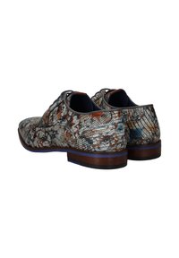 Lederen dresschoenen met een gestructureerd, patroonoppervlak in bruin- en blauwtinten, met een donker houtkleurige zool en vetersluiting.