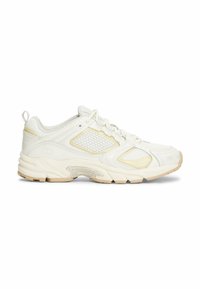Sneakers atletici bianchi con una tomaia in mesh testurizzato e sottili accenti gialli. Presentano una suola imbottita e un design della punta arrotondata.