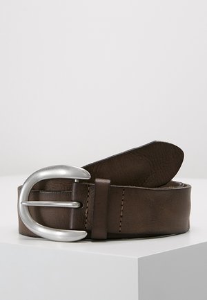 Donkerbruine leren riem met een brede, afgeronde zilveren metalen gesp, opgerold en geplaatst op een wit oppervlak tegen een effen achtergrond.
