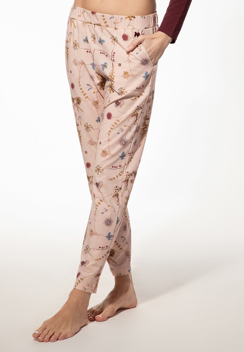Lichtroze broeken met een bloemenpatroon in blauw, bordeauxrood en goud. Voorzien van een elastische tailleband en zijzakken.