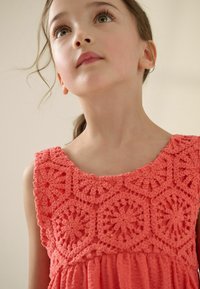 Next REGULAR FIT - Vardagsklänning - coral pink