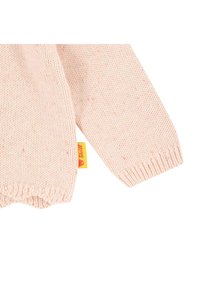 Svetle růžový pletený svetr s texturovaným vzorem, žebrovanými manžetami a žlutou cedulkou na boku.