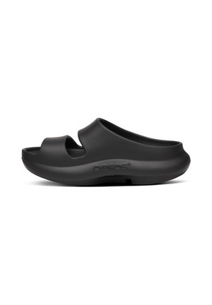 Schwarze Slip-On Slide-Sandale mit dicker Sohle und offenem Zehendesign, mit zwei breiten Riemen und dem seitlich eingeprägten Markennamen.