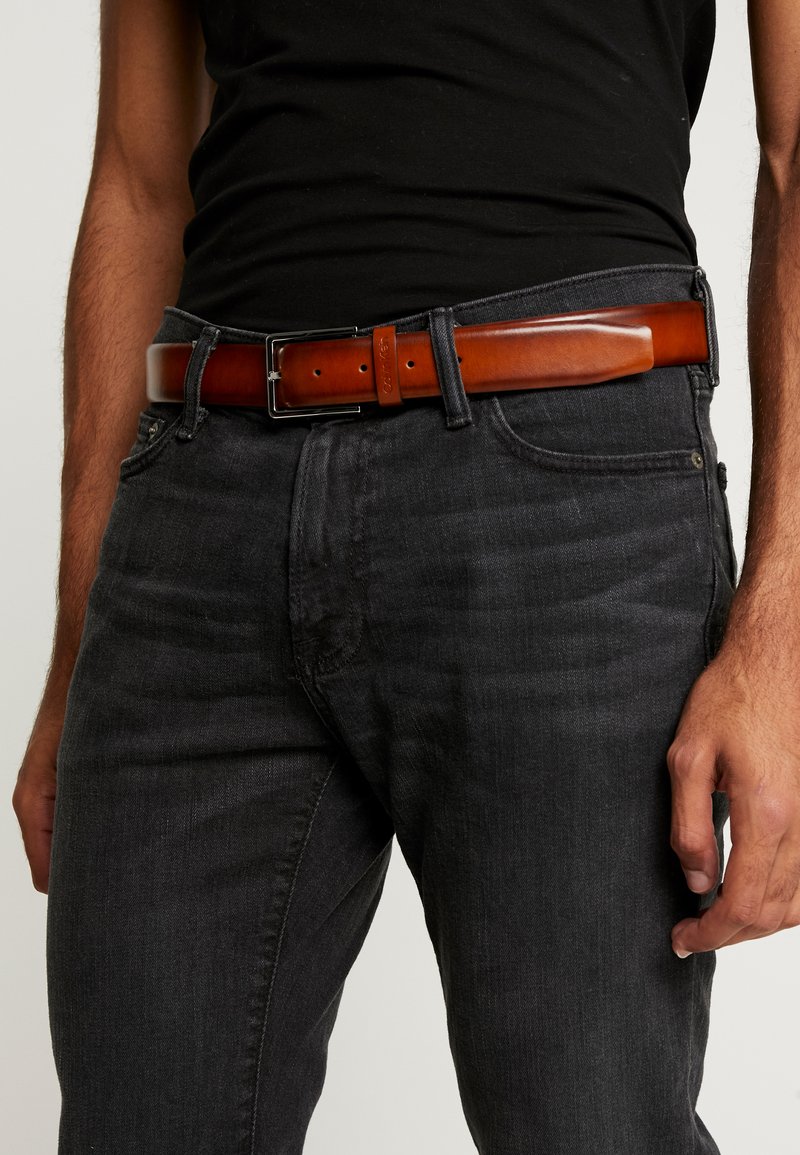 Calvin Klein BOMBED BELT - Gürtel business - brown/braun