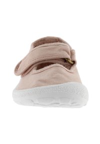 Zapato de lona rosa con una correa de gancho y bucle, puntera redondeada, suela de goma blanca texturizada y diseño simple.