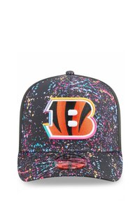 Casquette noire avec motif multicolore éclaboussé, arborant un logo "B" orange et noir proéminent avec des accents blancs et roses, fermeture snapback.