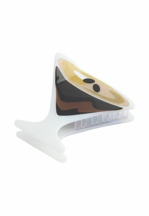 Kleine weiße Kunststoff-Haarspange in Form eines Cocktailglases mit geschichteten braunen, schwarzen und cremefarbenen Farben innen.