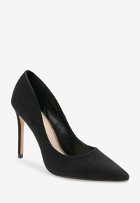 Escarpin en daim noir à bout pointu avec un talon aigu mince et une doublure intérieure lisse, incliné pour montrer le côté extérieur.