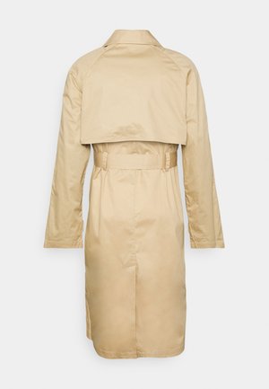 Trench-coat beige mi-longue aux genoux avec manches longues, patte d'épaule au dos, et une large ceinture à la taille, vue de dos.