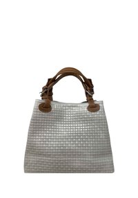 Harso harmaa käsilaukku, jossa on teksturoitu, ruudukkomuotoilu. Varustettu kahdella ruskealla nahkakahvalla ja hopeanvärisillä yksityiskohdilla. Kompakti ja rakenteellinen muotoilu.