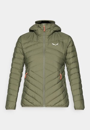 Ελαιόχρωμο padded τζάκετ με κουκούλα; έχει ραφές σε σχήμα βέλους, μπροστινή φερμουάρ και πορτοκαλί κωδικούς φερμουάρ. Λογότυπο στο στήθος.