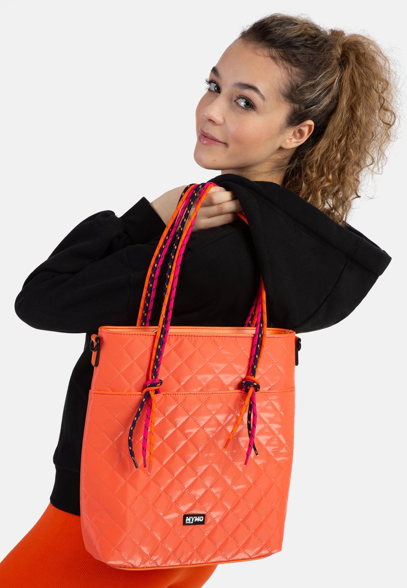 Borsa tote imbottita di un colore arancione neon con manici multicolori a fantasia, una parte superiore con cerniera e un piccolo logo sul davanti. Texture liscia.