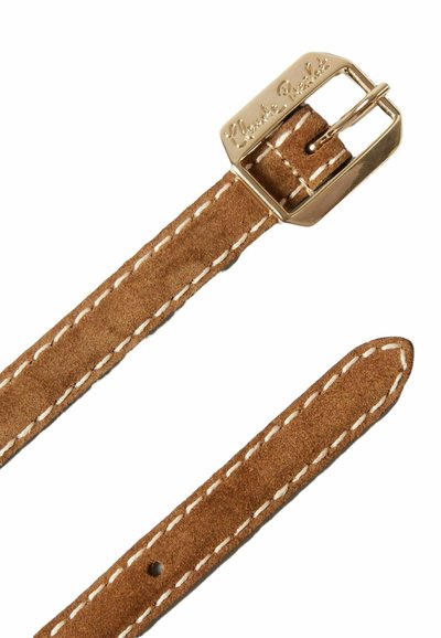 Cinturón de ante marrón con una hebilla de metal dorada. Presenta costuras blancas a lo largo de los bordes y una inscripción de marca clara en la hebilla.
