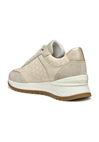 Sneaker beige con un motivo geometrico, materiali in suede e pelle, dettagli metallici e suola in gomma bianca con battistrada marrone.