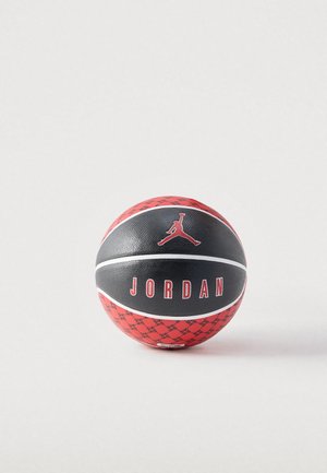 Balón de baloncesto rojo y negro con el logo Jumpman y el texto "JORDAN" sobre un fondo blanco.