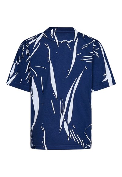 T-shirt blu navy con un motivo astratto a foglia bianca, realizzato in tessuto di cotone, con colletto rotondo e maniche corte, dalla texture morbida.