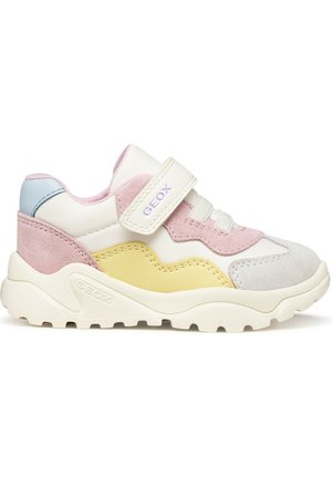 Zapatilla robusta para niño con cierre de velcro, que presenta paneles de ante y cuero en tonos pastel rosa, amarillo, azul y blanco, y suela texturizada.