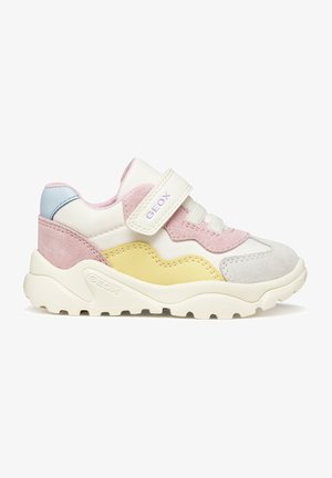 Zapatilla robusta para niño con cierre de velcro, que presenta paneles de ante y cuero en tonos pastel rosa, amarillo, azul y blanco, y suela texturizada.