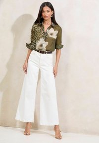 Lipsy REGULAR FIT PRINTED - Bluza s gumbima - khaki animal