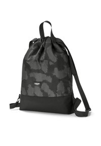 Rucsac cu șnur, cu un model texturat în negru și gri închis, având un fund solid negru și bretele ajustabile. Logo mic pe față.