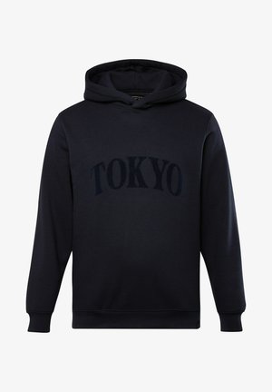 Tummansinisestä pehmeästä kankaasta valmistettu huppari, jossa on suuri, sävyonyhdisteinen "TOKYO" -painatus rinnassa, ribattu hihansuu ja säädettävä huppu.