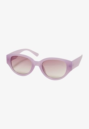 Lunettes de soleil en plastique lilas en forme de œil de chat avec des verres dégradés, branches plates et branding subtil sur le côté gauche.