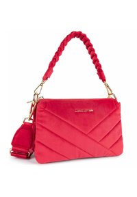 Borsa a spalla in velluto rosso con design trapuntato, accessori in oro e manico intrecciato. Include una tracolla staccabile per maggiore versatilità.