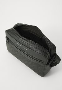 Tommy Hilfiger MONOGRAM REPORTER UNISEX - Schoudertas - black