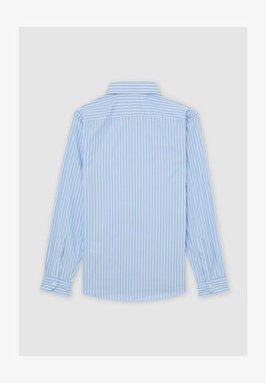 Niebieska w jasnym odcieniu i biała koszula w paski z długimi rękawami, kołnierzem na guziki, prostym dołem oraz mankietami na guziki.