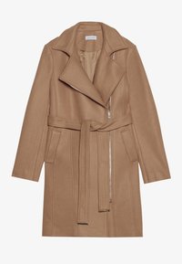 Mäntel in Kamelhaarfarbe aus weichem Stoff. Verfügt über ein Wickeldesign mit Gürtel, Reverskragen und diagonalen Reißverschlusstaschen-Akzenten. Lange Ärmel.