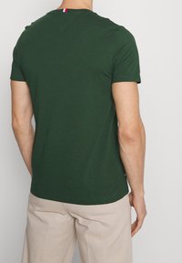 Tommy Hilfiger Triko s potiskem - dark green