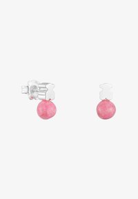 Pendientes de plata con formas pequeñas de osito y cuentas redondas de piedra rosa colgantes sobre un fondo blanco.